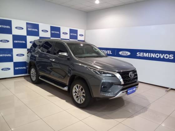 TOYOTA HILUX SW4 2.8 D-4D TURBO DIESEL SRX 7L 4X4 AUTOMÁTICO